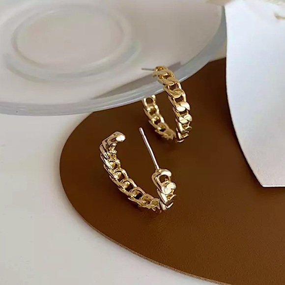 “City Girl” Chain Link Gold Hoop Open Circle Classic Chic Modern Casual Earrings - Picture 5 of 9